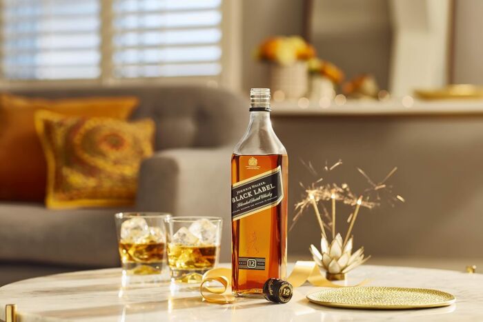 Johnnie Walker Black Label 12 Year Whisky 70cl Gift Pack